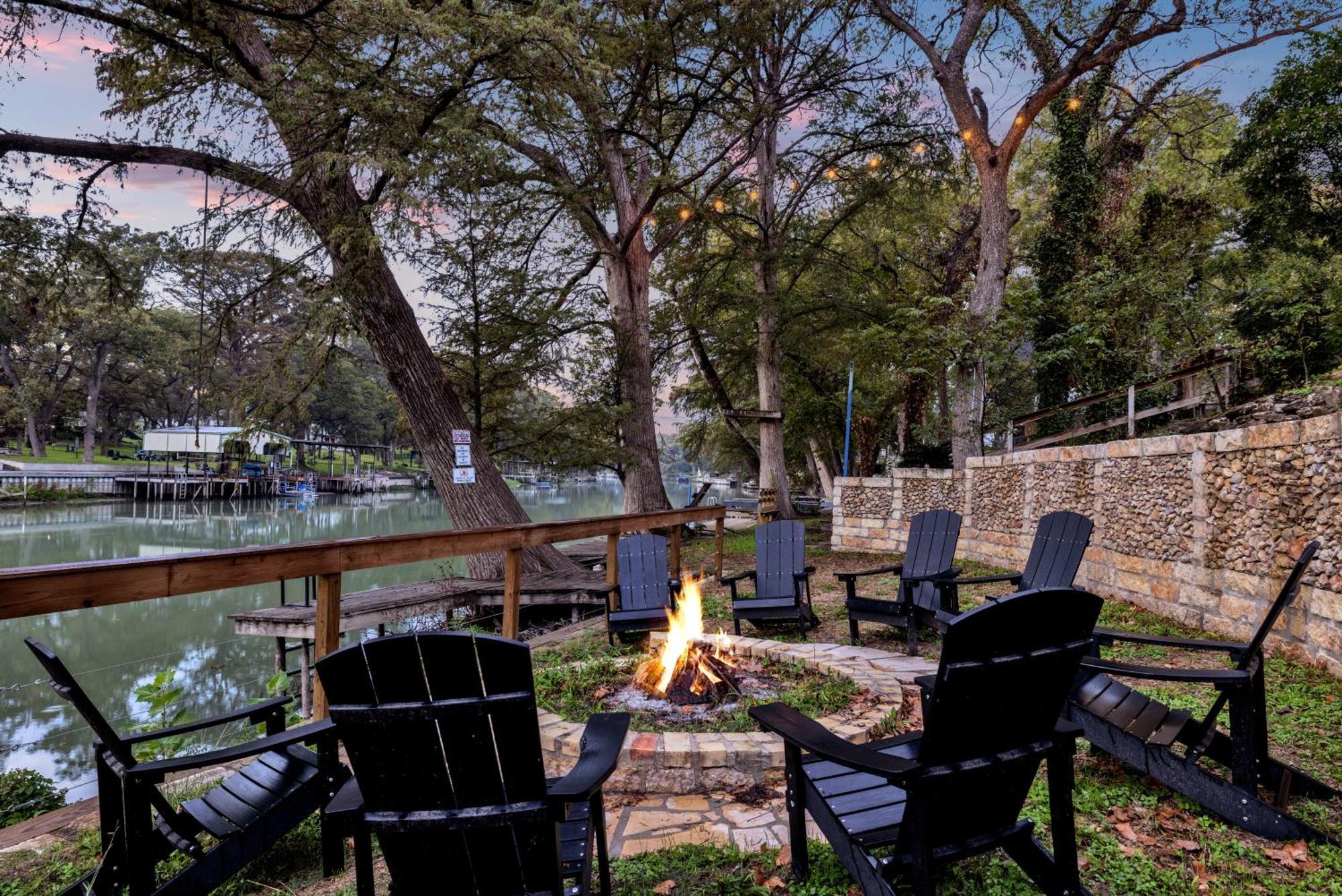 Luxury Lakefront Oasis With Boat Dock-Firepit McQueeney ภายนอก รูปภาพ